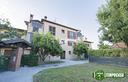 trilocale-con-camino-e-travi-a-vista-