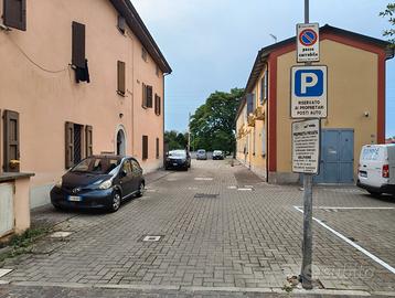 Posto auto scoperto in corte esterna. Santa viola