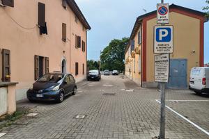 Posto auto scoperto in corte esterna. Santa viola