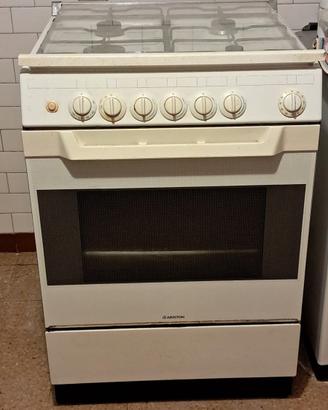 Cucina a gas con forno elettrico