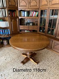 Tavolo sala da pranzo  con sedie