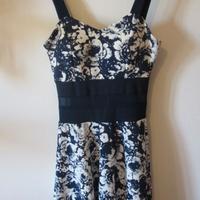 Vestito blu e bianco con trasparenze