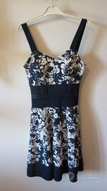 Vestito blu e bianco con trasparenze