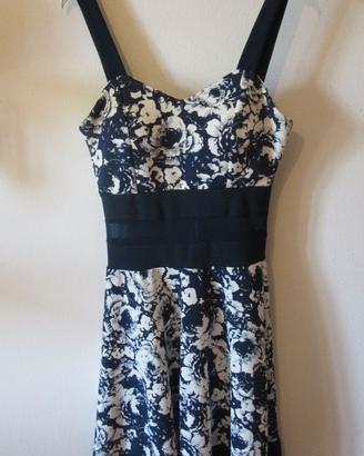 Vestito blu e bianco con trasparenze