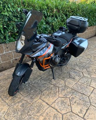 Moto da viaggio completa come in foto.
