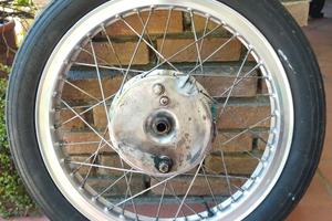Ruota d'Epoca a Raggi 19" monta pneumatici 3.25.19
