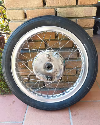 Ruota d'Epoca a Raggi 19" monta pneumatici 3.25.19