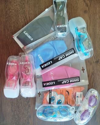 Occhialini e cuffie per piscina