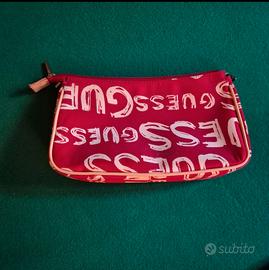 pochette Guess magenta con logo bianco
