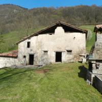 Cascina con terreno e bosco