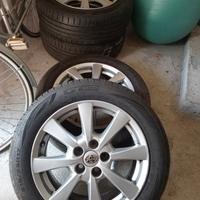 Pneumatici e cerchi in lega Toyota 215/55 R17