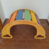 Dondolò arcobaleno legno Rainbow montessori 