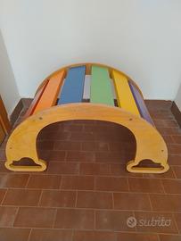 Dondolò arcobaleno legno Rainbow montessori 