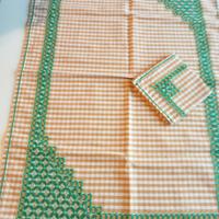 tovaglietta da colazione a quadretti gialli .