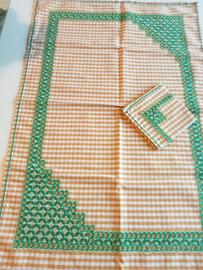 tovaglietta da colazione a quadretti gialli .