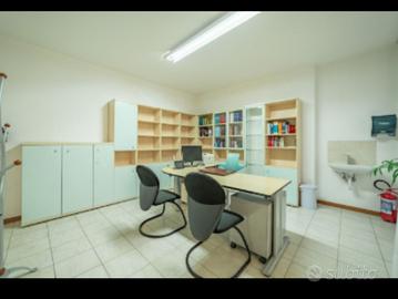 Mobili e scrivania per ufficio/Ambulatorio Medico