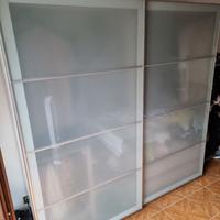 Armadio IKEA con ante scorrevoli in vetro
