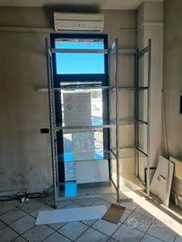 Scaffale con mensole in vetro