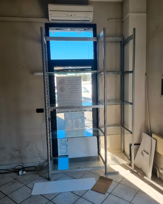 Scaffale con mensole in vetro