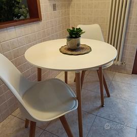 Tavolo e sedie stile  nordico