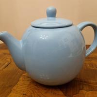 Teiera in ceramica azzurra con filtro in acciaio