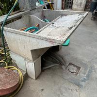 Lavatoio esterno antico in pietra