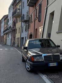 Mercedes-Benz 250D Turbo W124