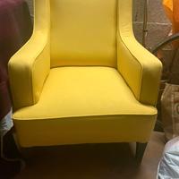 Poltrona in tessuto giallo ocra con gambe in legno