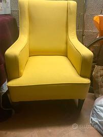 Poltrona in tessuto giallo ocra con gambe in legno