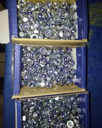 3 scatole da 200= 600 dadi Autobloccanti c8-m10
