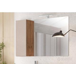 specchio con mobile più led sopra