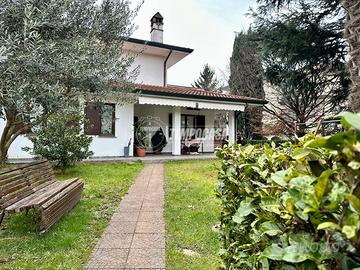 PORZIONE DI VILLA BIFAMILIARE CON GIARDINO