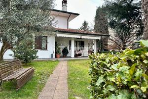 PORZIONE DI VILLA BIFAMILIARE CON GIARDINO