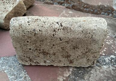 Blocchetti di tufo per aiuole