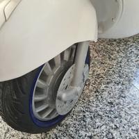 Vespa Piaggio giocattolo elettrica con caricabatte