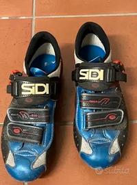 scarpe bici da corsa, casco e luci