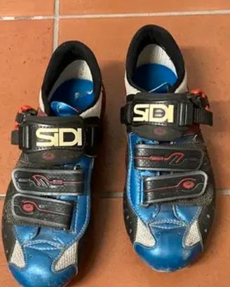 scarpe bici da corsa, casco e luci