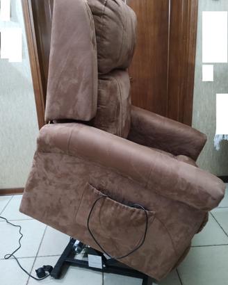 Poltrona elettrica per anziani con alza persona