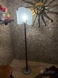 Piantana lampada mai usata