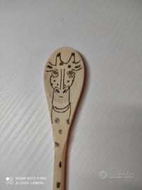Cucchiaio decorato a mano.Pirografia.