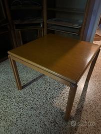 Tavolo in legno quadrato allungabile