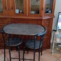 Tavolo in legno con sedie per due persone