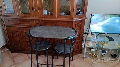 Tavolo in legno con sedie per due persone
