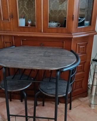 Tavolo in legno con sedie per due persone