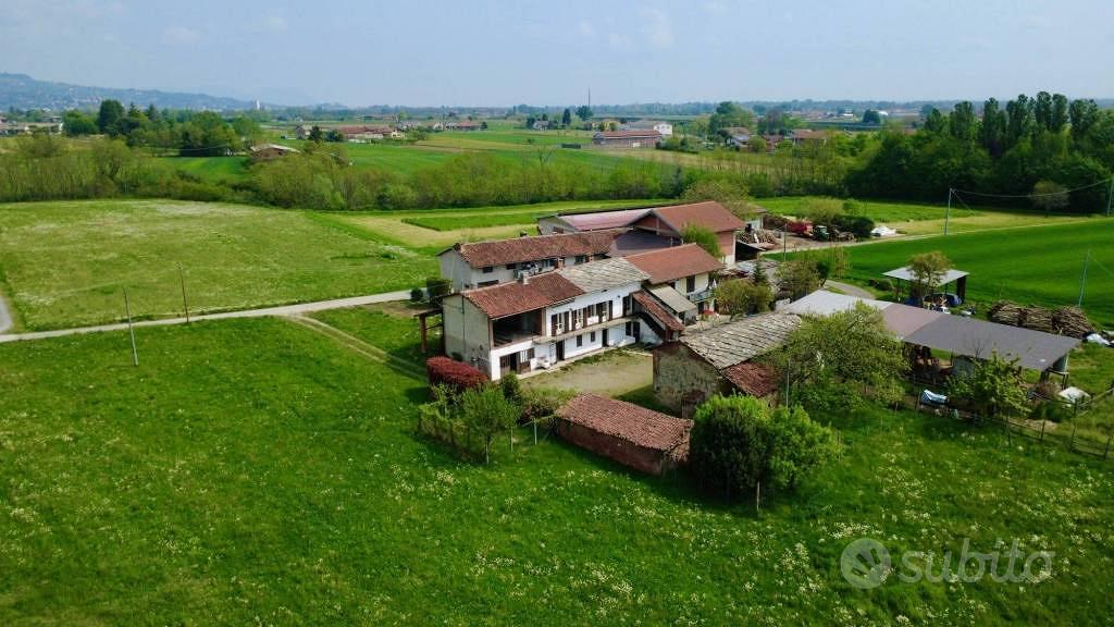 Rustico / Casale di 409 m² con 5 locali e box auto - Altro