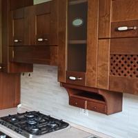 Cucina in legno marrone scuro