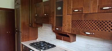 Cucina in legno marrone scuro