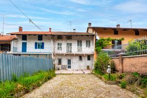 MONTEU DA PO CASA CON CORTILE, TRAVATA, DUE BOX AU