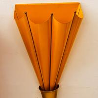 portaombrelli in metallo con dettagli in ottone