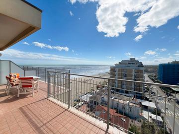 Attico vista mare con ampio balcone
